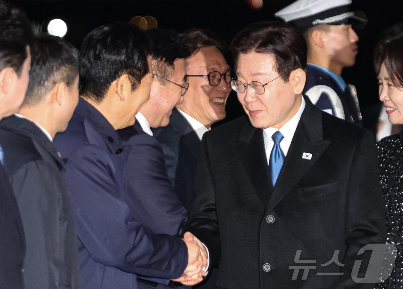 본문 이미지 - 싱가포르·필리핀 국빈 방문 일정을 마친 이재명 대통령이 4일 경기 성남 서울공항에 도착해 정청래 더불어민주당 대표와 악수하고 있다. 2026.3.4 ⓒ 뉴스1 허경 기자