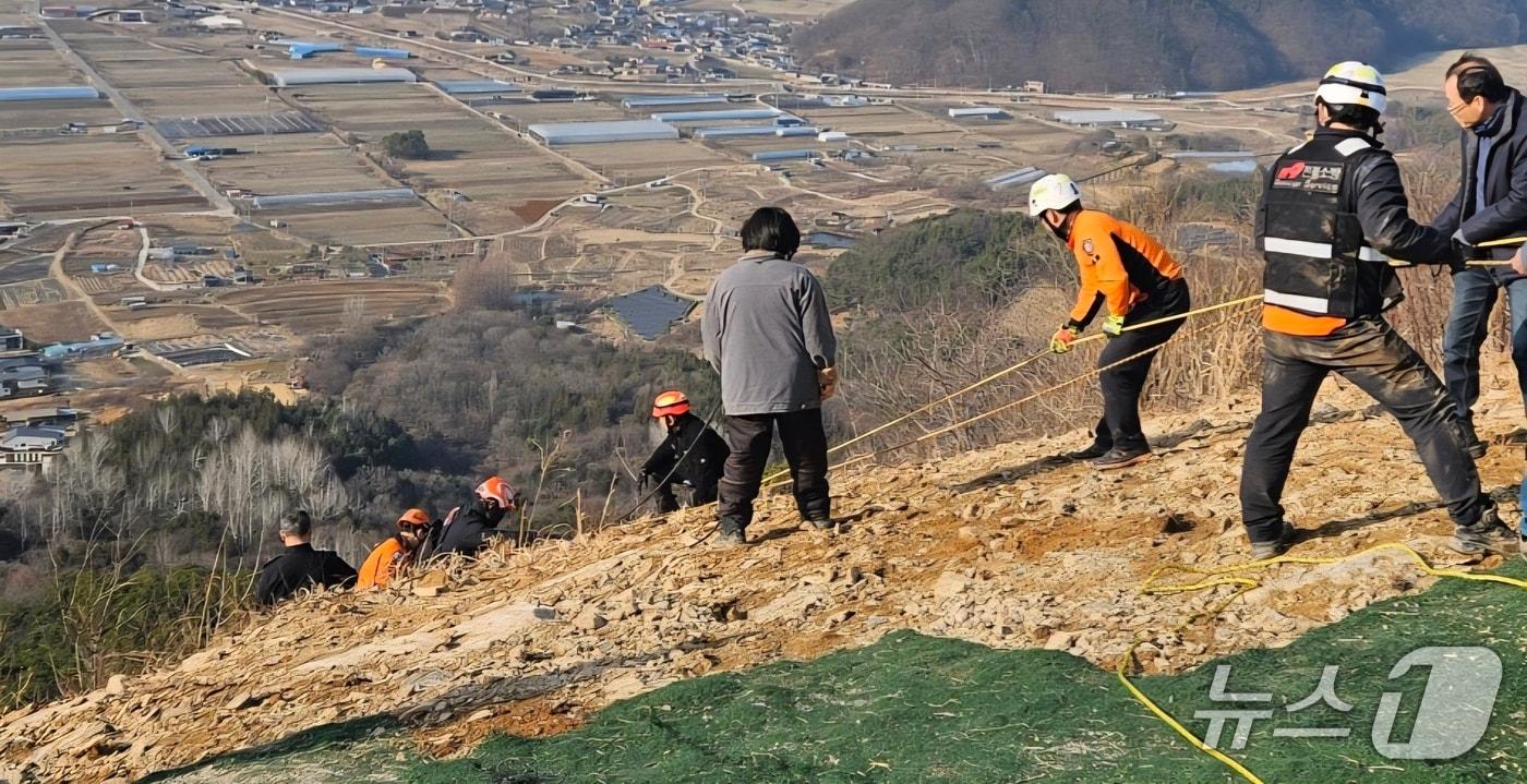 본문 이미지 - 4일 오후 2시 47분께 전북 임실군 신덕면의 한 활공장에서 패러글라이딩을 하던 50대가 10m 아래 경사지로 추락했다.(전북소방본부 제공. 재판매 및 DB금지)
