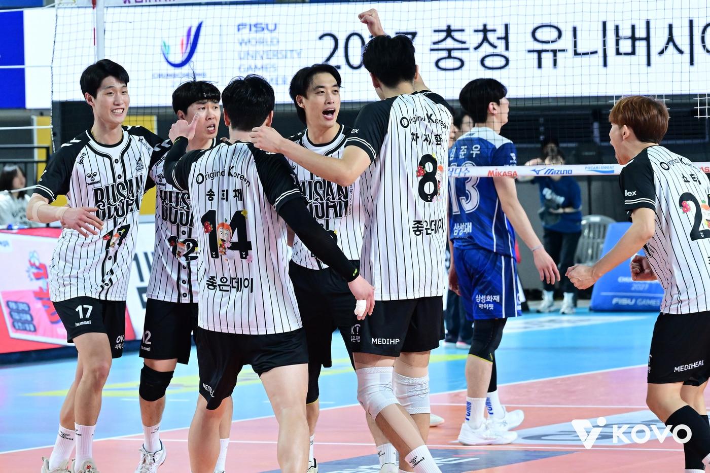 본문 이미지 - OK저축은행이 삼성화재를 3-2로 꺾었다.(KOVO제공) 