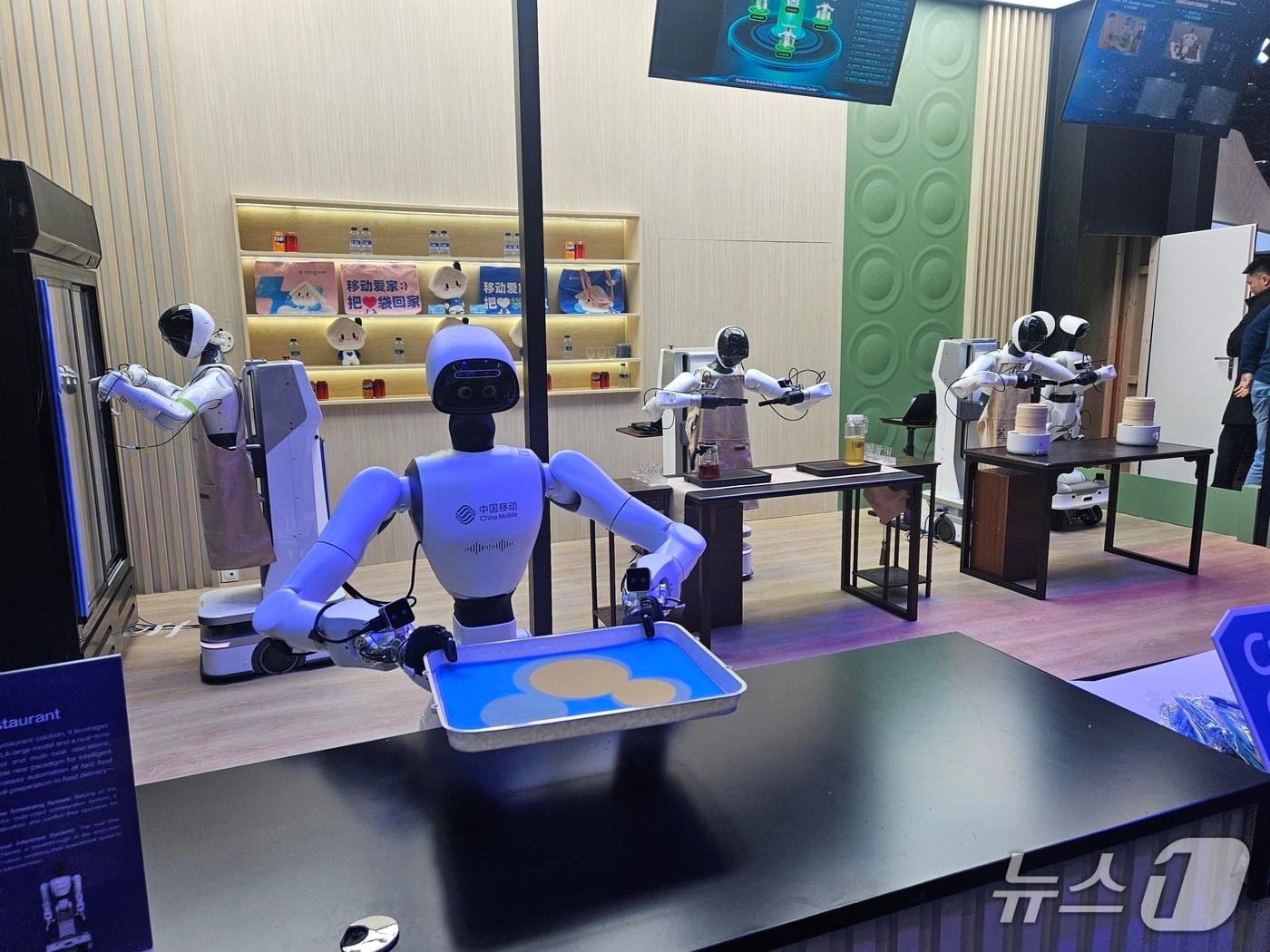 본문 이미지 - 차이나모바일이 MWC26에서 선보인 로봇식당.