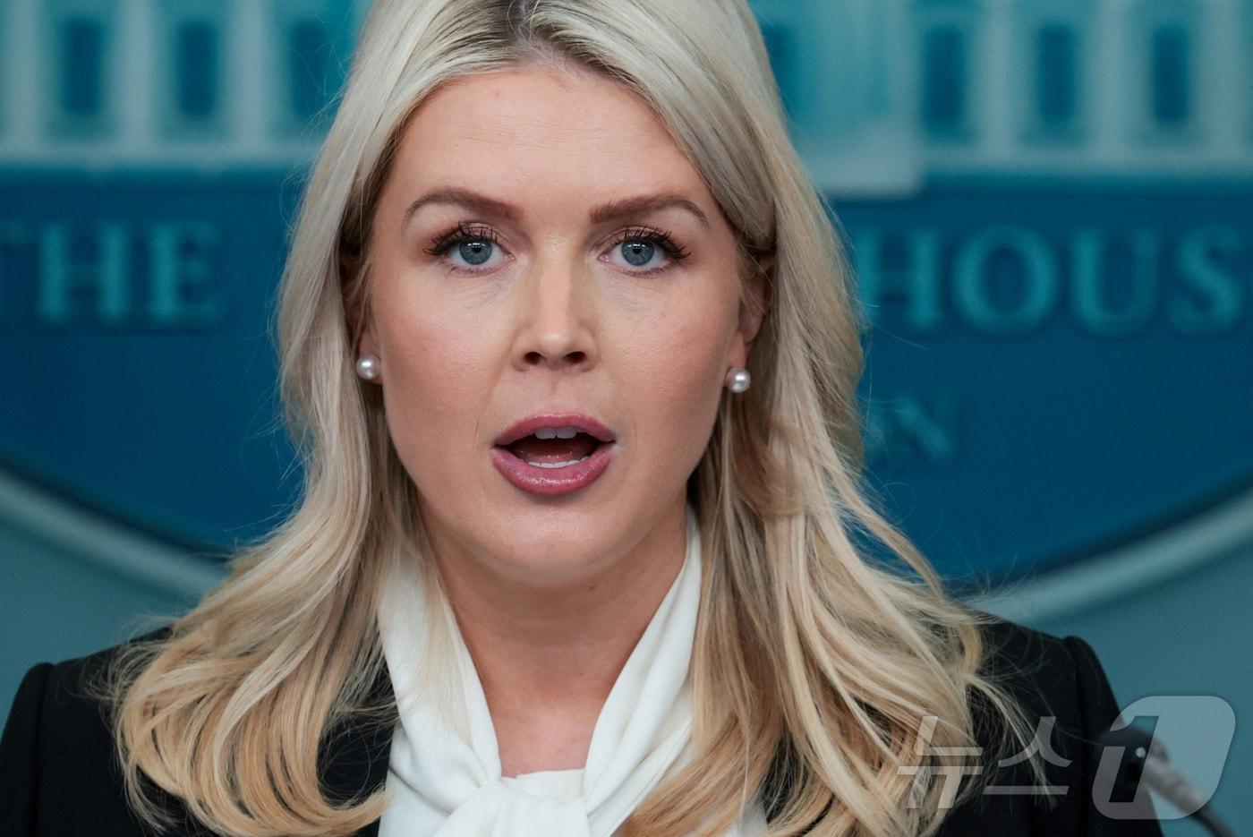 본문 이미지 - 캐롤라인 레빗 백악관 대변인이 4일(현지시간) 워싱턴DC 백악관에서 이란에 대한 미군의 군사작전과 관련한 진행 상황을 브리핑하고 있다. 2026.03.04. ⓒ 로이터=뉴스1