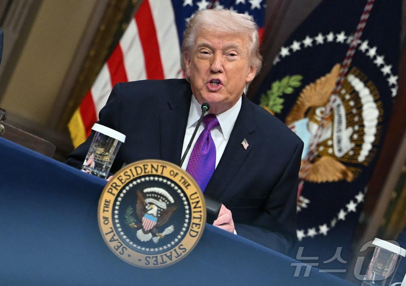 본문 이미지 - 도널드 트럼프 미국 대통령이 4일(현지시간) 백악관 인근 아이젠하워 행정실 인도조약실에서 열린 원탁회의에서 연설하고 있다. ⓒ AFP=뉴스1
