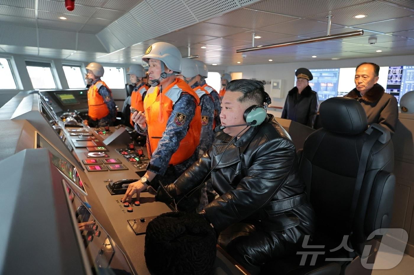 본문 이미지 - (평양 노동신문=뉴스1) = 북한 노동당 기관지 노동신문은 5일 "김정은 동지께서는 3월4일 함에서 실시된 해상대지상 전략순항미사일 시험발사를 참관했다＂고 보도했다. [국내에서만 사용가능. 재배포 금지. DB 금지. For Use Only in the Republic of Korea. Redistribution Prohibited] rodongphoto@news1.kr
