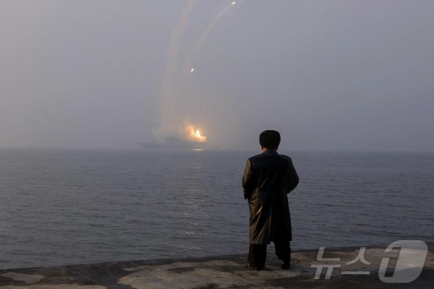본문 이미지 - (평양 노동신문=뉴스1) = 김정은 북한 노동당 총비서가 지난 4일 진행된 5000톤급 구축함 '최현함'의 전략순항미사일 시험발사를 지켜보는 모습. [국내에서만 사용가능. 재배포 금지. DB 금지. For Use Only in the Republic of Korea. Redistribution Prohibited] rodongphoto@news1.kr
