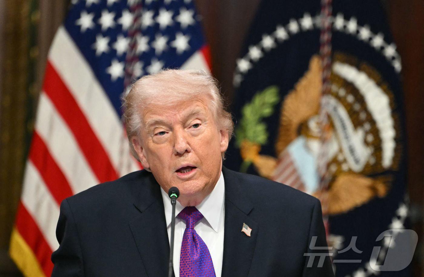 본문 이미지 - 도널드 트럼프 미국 대통령이 4일(현지시간) 워싱턴DC 백악관 내 아이젠하워 행정동에서 열린 IT기업과의 라운드 테이블에서 연설하고 있다. 2026.03.04. ⓒ AFP=뉴스1