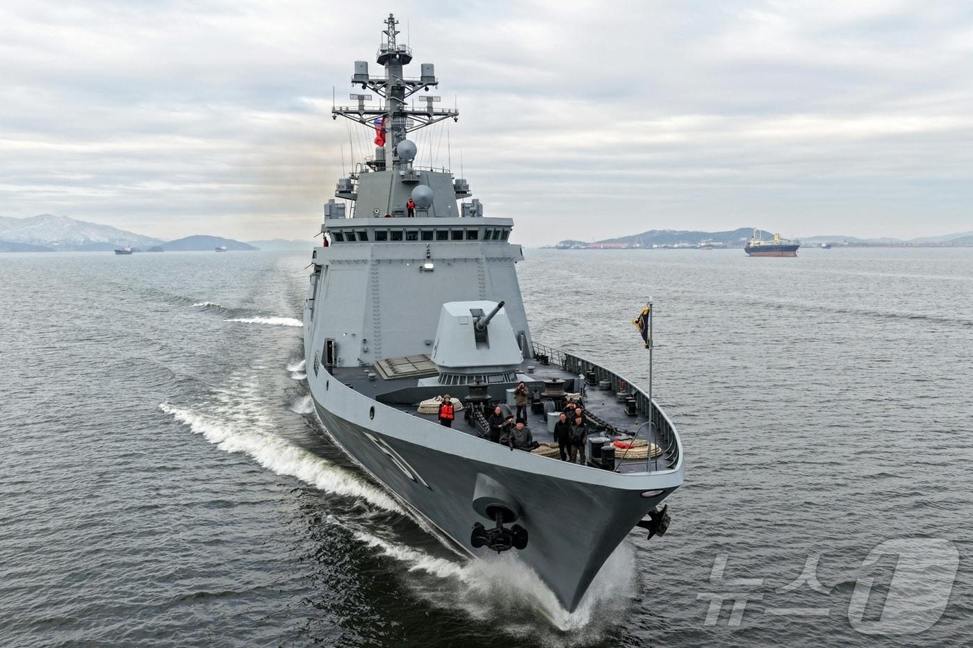 본문 이미지 - (평양 노동신문=뉴스1) = 북한 노동당 기관지 노동신문은 5일 "김정은 동지께서 3월 3일과 4일 구축함 '최현호'를 방문하고 함선구분대의 전투정치 훈련 실태와 취역을 앞두고 진행중인 함의 작전 수행 능력 평가시험 공정을 료해(파악)했다＂고 보도했다. [국내에서만 사용가능. 재배포 금지. DB 금지. For Use Only in the Republic of Korea. Redistribution Prohibited] rodongphoto@news1.kr