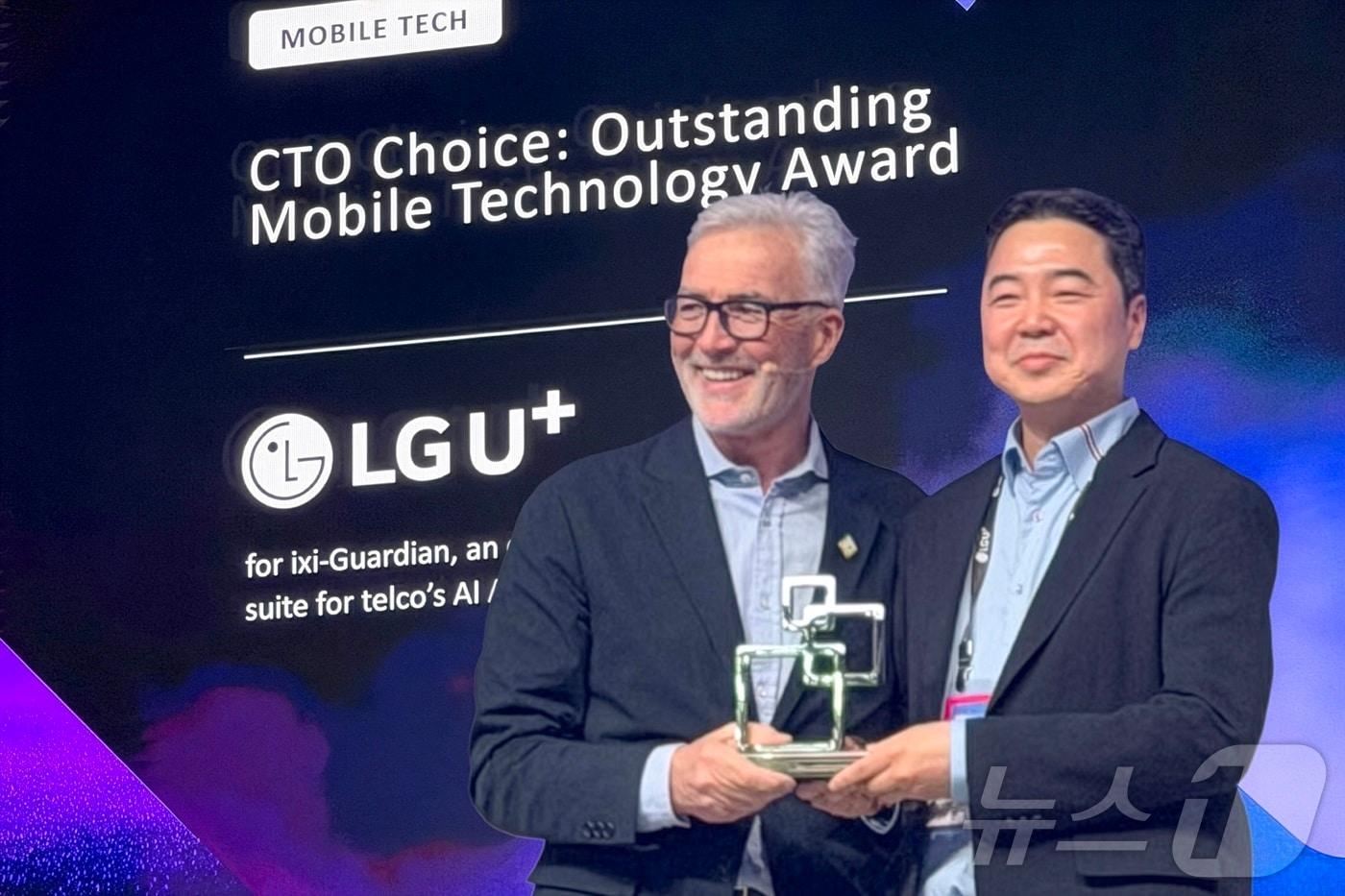 본문 이미지 - 5일(현지시간) LG유플러스가 세계적 권위를 지닌 GSMA 글로벌 모바일 어워드(GLOMO) 2026에서 대상격인 'CTO 초이스'를 포함한 3개 부문을 동시에 수상했다. ⓒ 뉴스1 김민수 기자