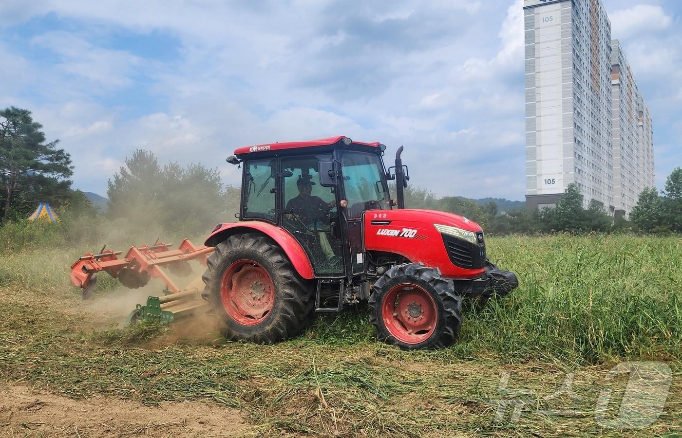 본문 이미지 - 충북 증평군 소농 농작업 대행 서비스 모습.(증평군 제공. 재판매 및 DB금지)