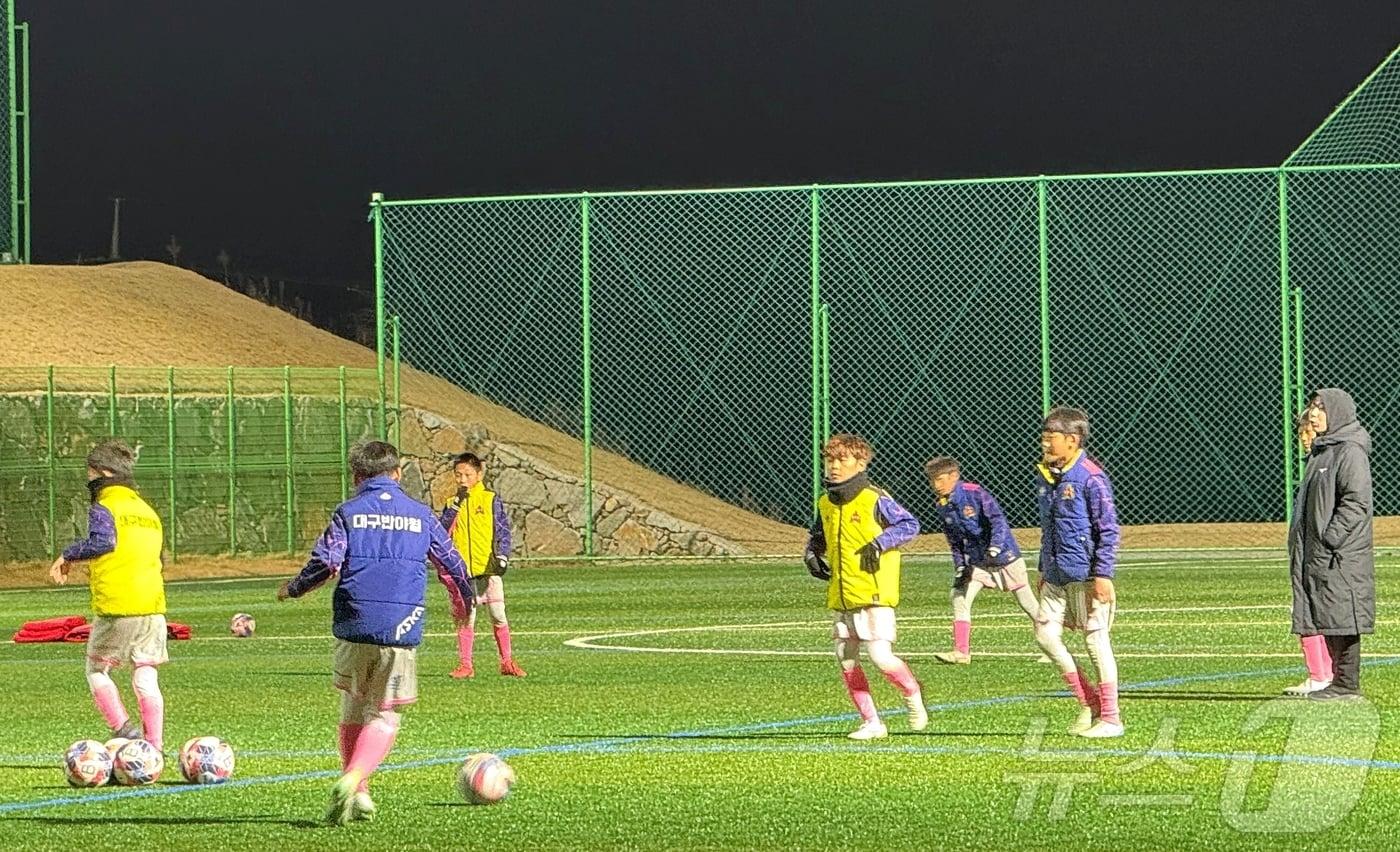 본문 이미지 - 충북 괴산 스포츠센터에서 야간 훈련을 하고 있는 유소년 축구팀.(괴산군 제공. 재판매 및 DB금지)