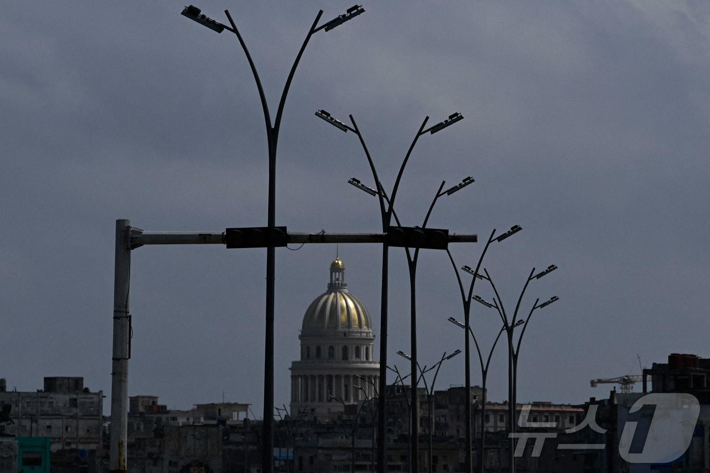 본문 이미지 - 4일(현지시간) 쿠바 아바나에 위치한 국회의사당의 모습. 이날 수도 아바나를 비롯한 쿠바 대부분 지역은 정전 사태를 겪었다. 2026.03.04. ⓒ 로이터=뉴스1