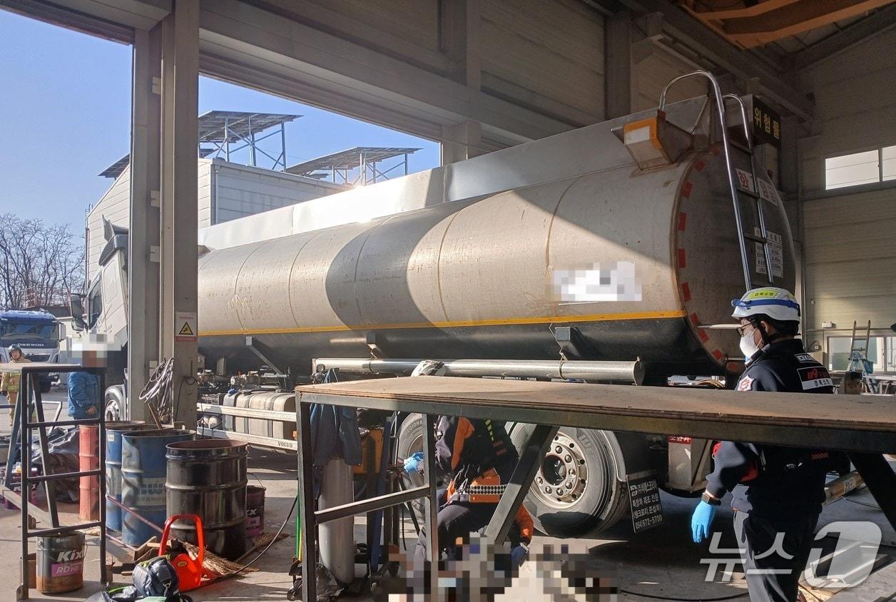 본문 이미지 - 4일 오후 4시 1분쯤 경북 칠곡군 왜관읍 아곡리 한 자동차 정비공장에서 대형 탱크로리 차량의 용접 작업을 하던 중 폭발 사고가 발생해 구조대원들이 안전조치를 하고있다.(경북소방본부 제공. 재판매 및 DB 금지)2026.3.5/뉴스1