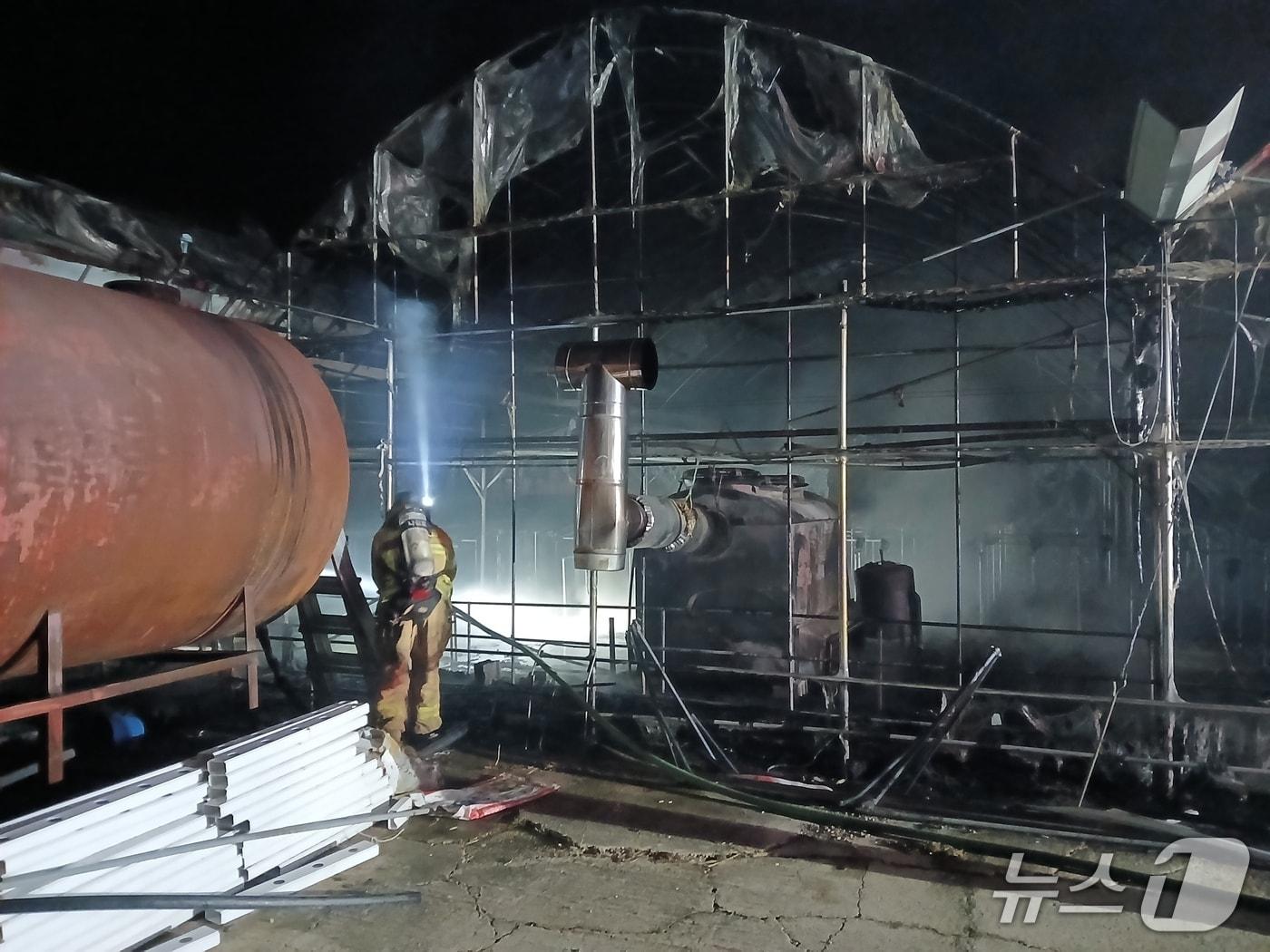 본문 이미지 - 5일 오전 5시 13분쯤 경북 의성군 금성면 수정리 한 비닐하우스 농장에서 불이나 진화 대원들이 불을 끄고 있다.(경북소방본부 제공. 재판매 및 DB 금지)2026.3.5/뉴스1