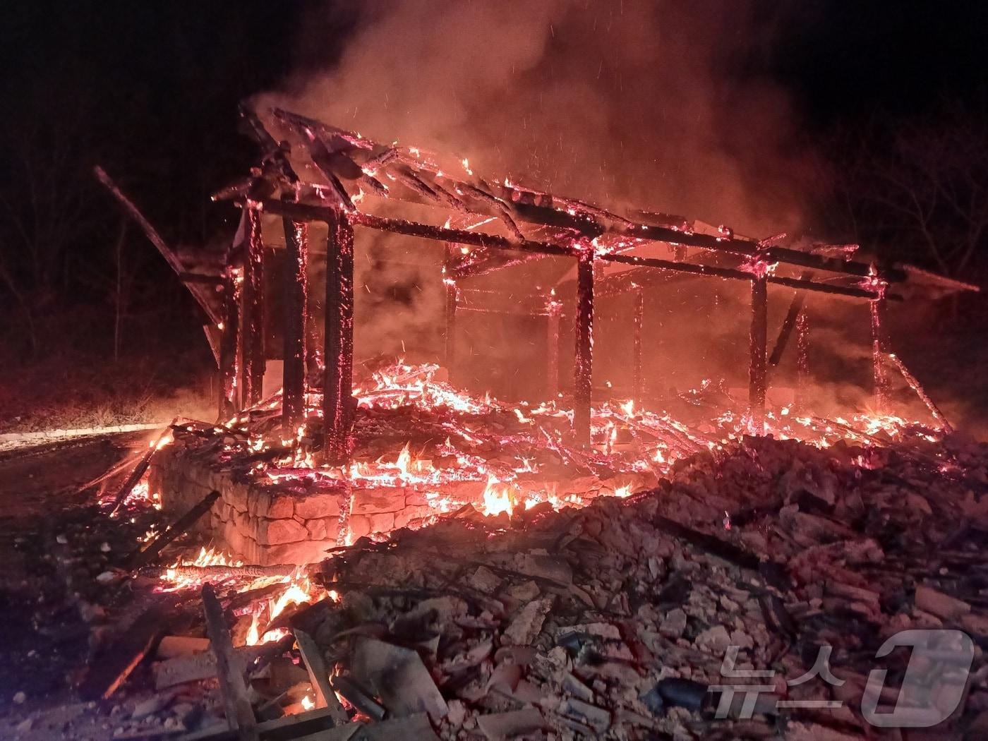 본문 이미지 - 5일 오전 3시 37분쯤 전남 장흥군 장동면의 용화사에서 불이 났다. (전남소방 제공. 재판매 및 DB 금지) 