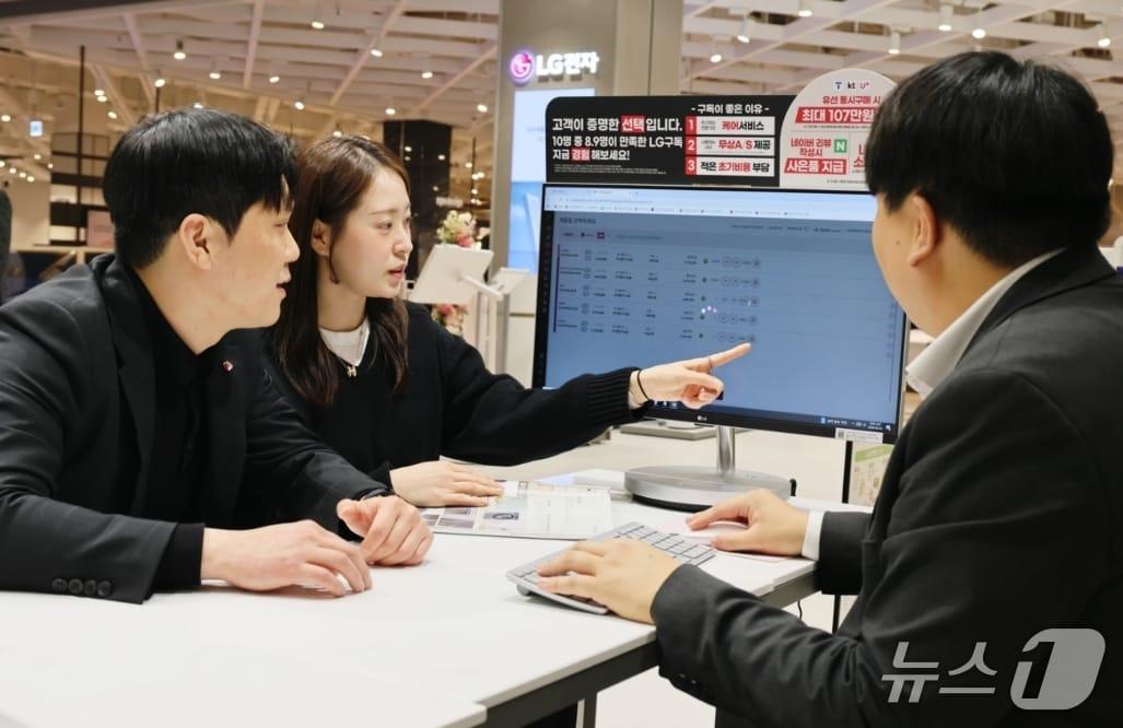 본문 이미지 - 롯데백화점 대구점 8층 LG전자 매장 직원이 가전 예약 고객과 상담하고 있다.(롯데백화점 제공, 재판매 및 DB 금지)