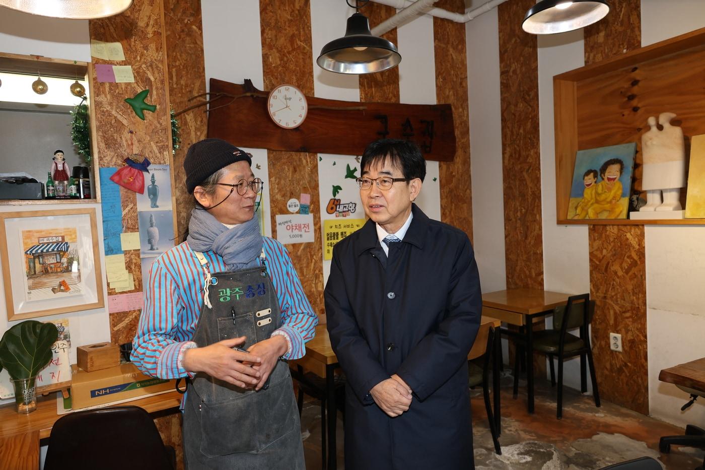 본문 이미지 - 광주지역 골목상권을 찾은 인태연 소진공 이사장(오른쪽) (소진공 제공)