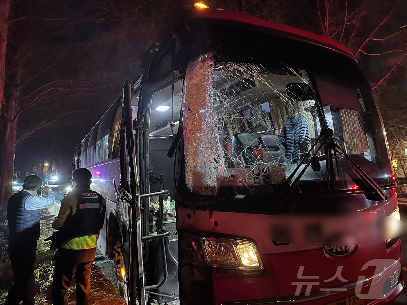 본문 이미지 - 5일 오후 10시 32분쯤 전남 담양군 금성농공단지 인근 도로에서 시외버스가 가로수를 충격한 모습. (전남소방제공. 재판매 및 DB 금지) 