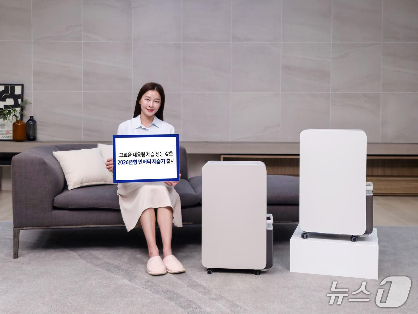 본문 이미지 - 삼성전자가 뛰어난 에너지소비효율과 사용 편의성을 두루 갖춘 2026년형 고효율 인버터 제습기를 출시했다. (사진제공 = 삼성전자) 