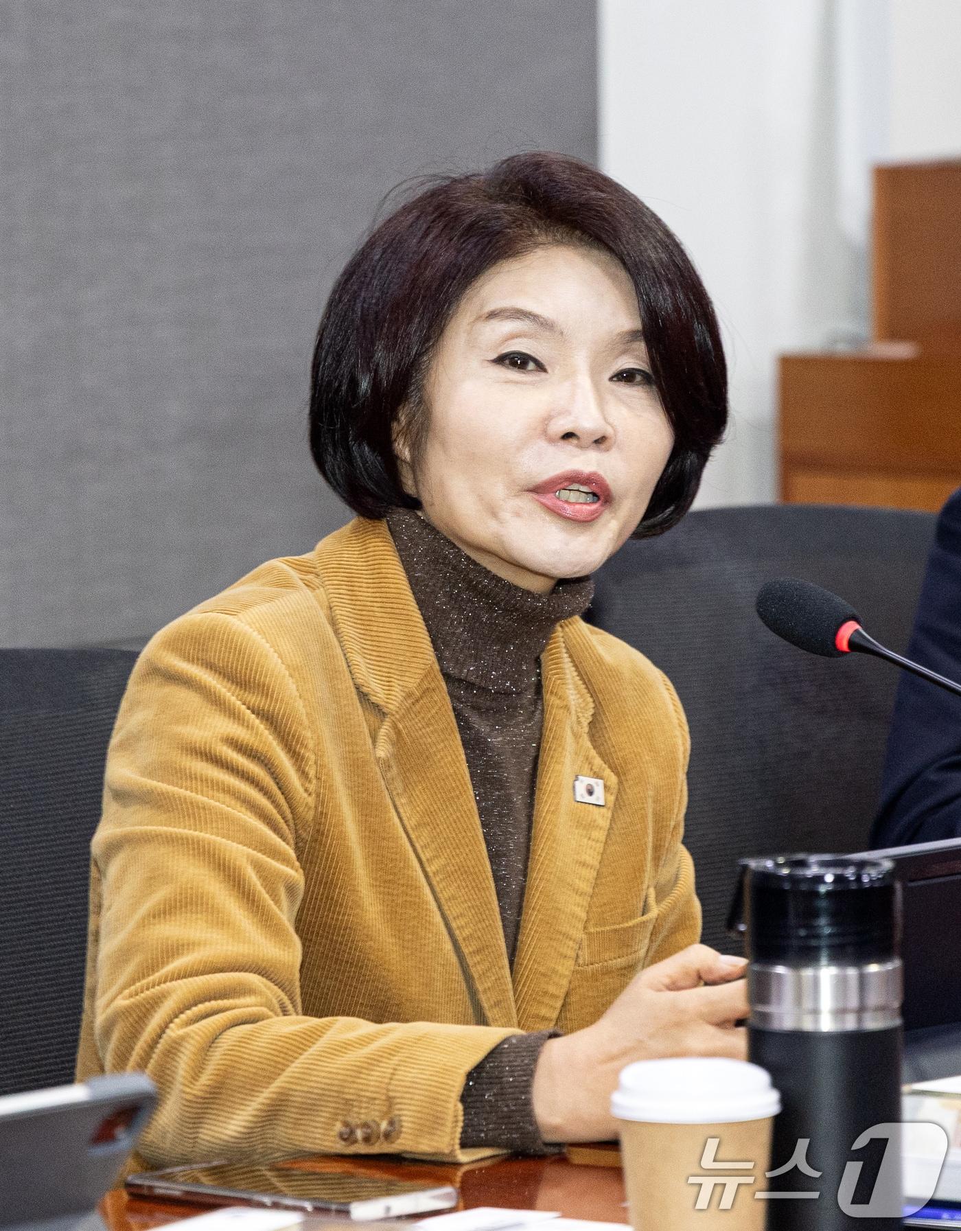 본문 이미지 - 5일 서울 여의도 국회 의원회관에서 열린 중동 현안 관련 더불어민주당-재계 긴급 간담회에서 한정애 정책위의장이 모두발언하고 있다. 2026.3.5 ⓒ 뉴스1 이승배 기자