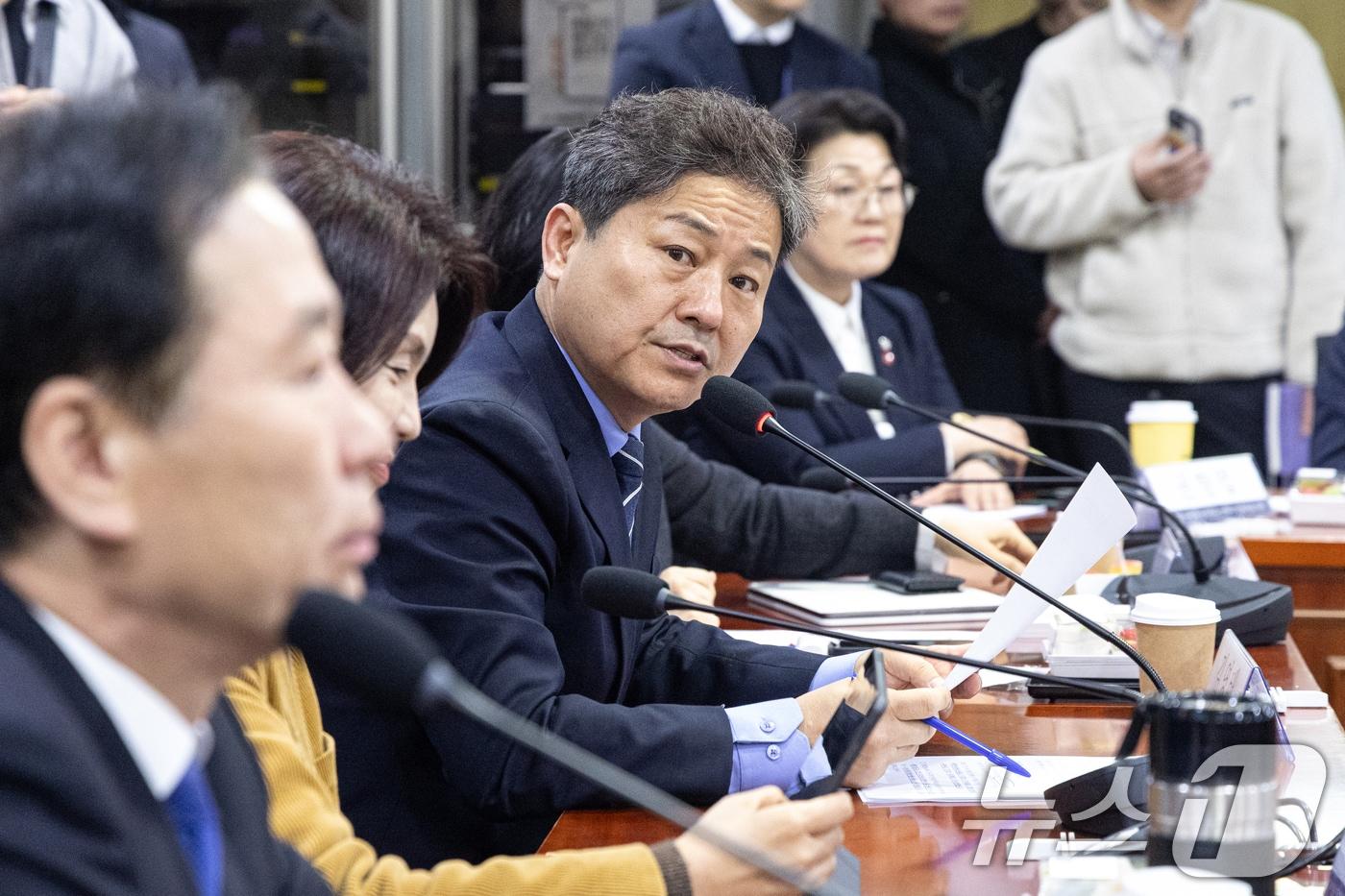 본문 이미지 - 5일 서울 여의도 국회 의원회관에서 열린 중동 현안 관련 더불어민주당-재계 긴급 간담회에서 김영배 의원이 발언하고 있다. 2026.3.5 ⓒ 뉴스1 이승배 기자