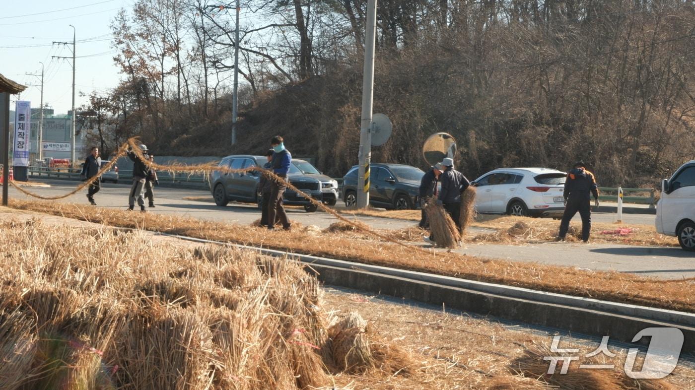 본문 이미지 - 당진 기지시줄다리기 큰 줄 제작 모습(당진시 제공. 재판매 및 DB금지)2026.3.5/뉴스1