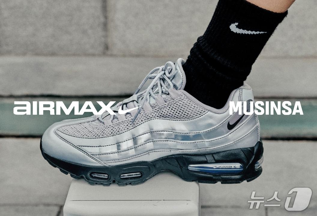 본문 이미지 - 무신사 스토어 성수서 한정 선판매하는 나이키 '에어맥스 95'.(무신사 제공)