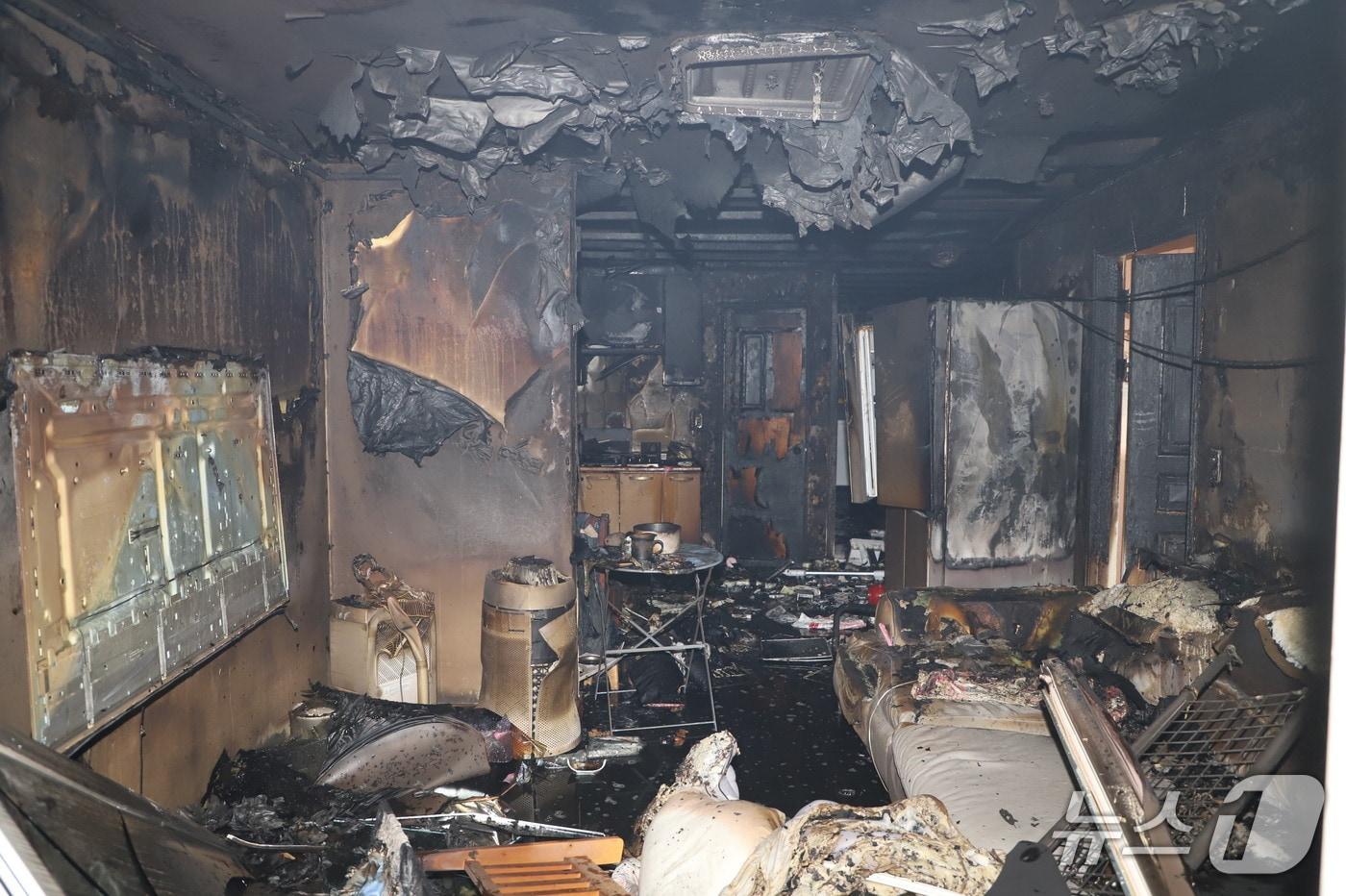 본문 이미지 - 지난 4일 김해시 봉황동의 5층짜리 공동주택 3층에서 불이났다. 사진은 화재 현장 모습.(경남소방본부 제공. 재판매 및 DB금지)