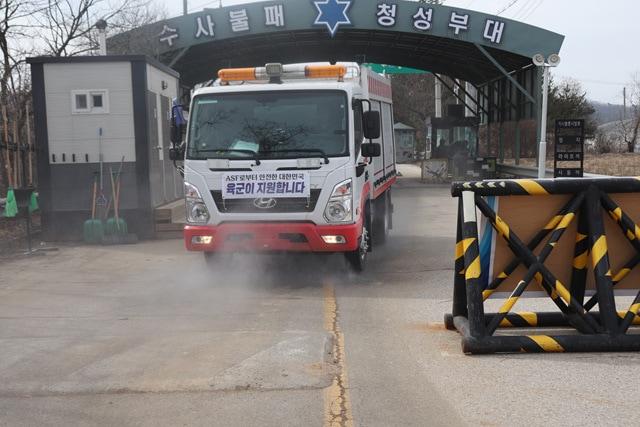 본문 이미지 - 민통선 이북에서 군 단독 방역 작전이 진행되는 모습.(국방부 제공)