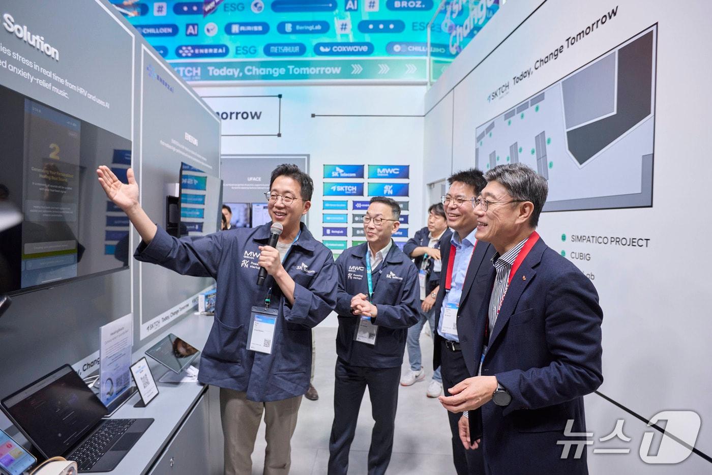 본문 이미지 - 정재헌 SK텔레콤 CEO가 스타트업 단독 전시관을 둘러보는 모습. (SK텔레콤 제공)