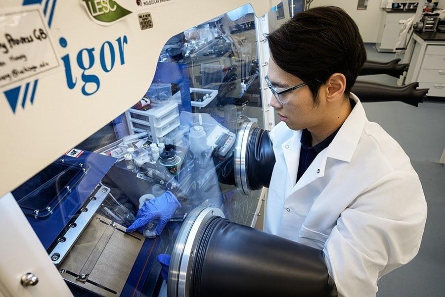 본문 이미지 - LG에너지솔루션에서 운영하는 FRL에서 연구원이 전고체 배터리를 연구하고 있는 모습. (LG에너지솔루션 제공)