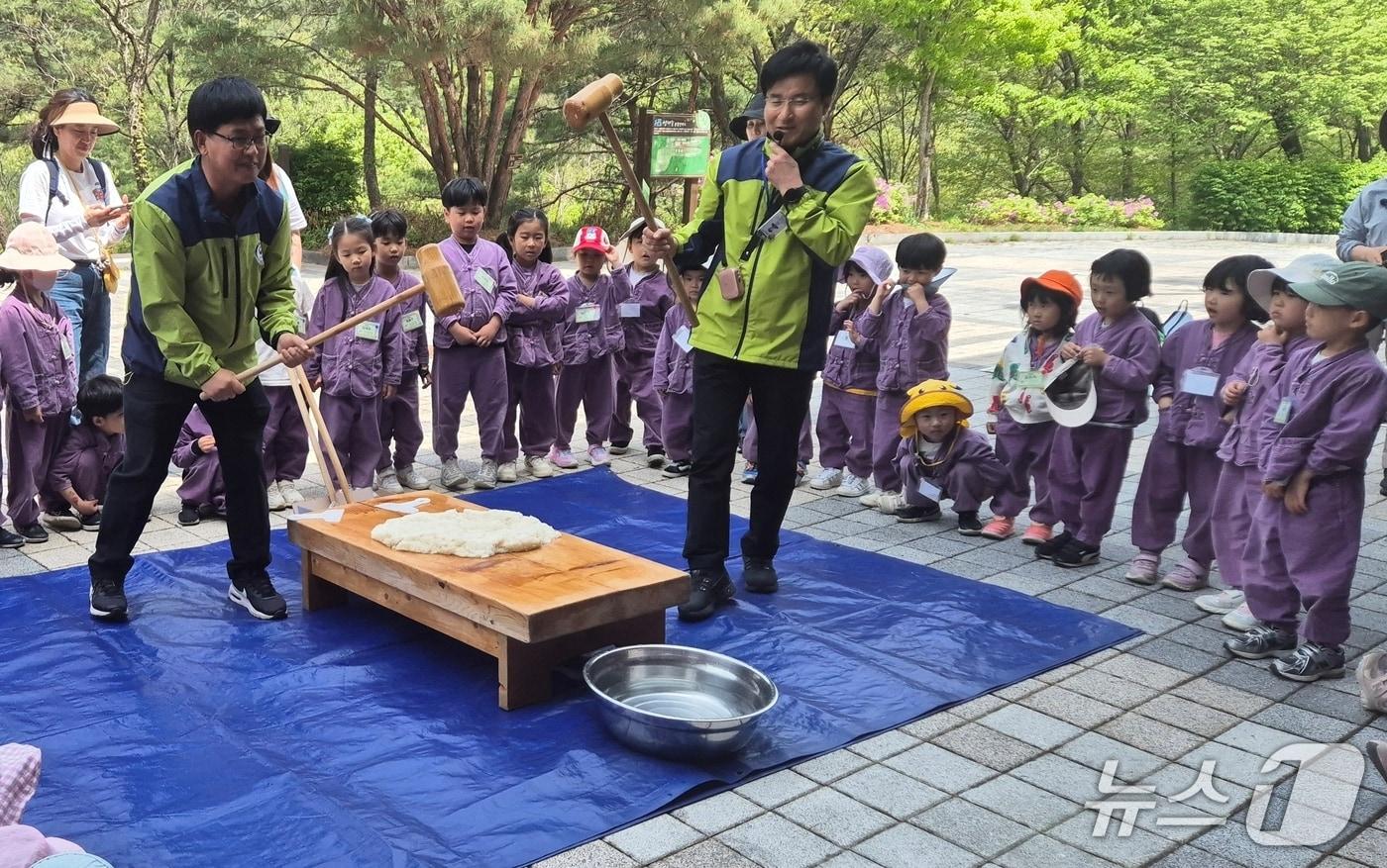 본문 이미지 - 괴산 성불산 생태숲학습관 떡메치기 체험.(괴산군 제공. 재판매 및 DB금지)