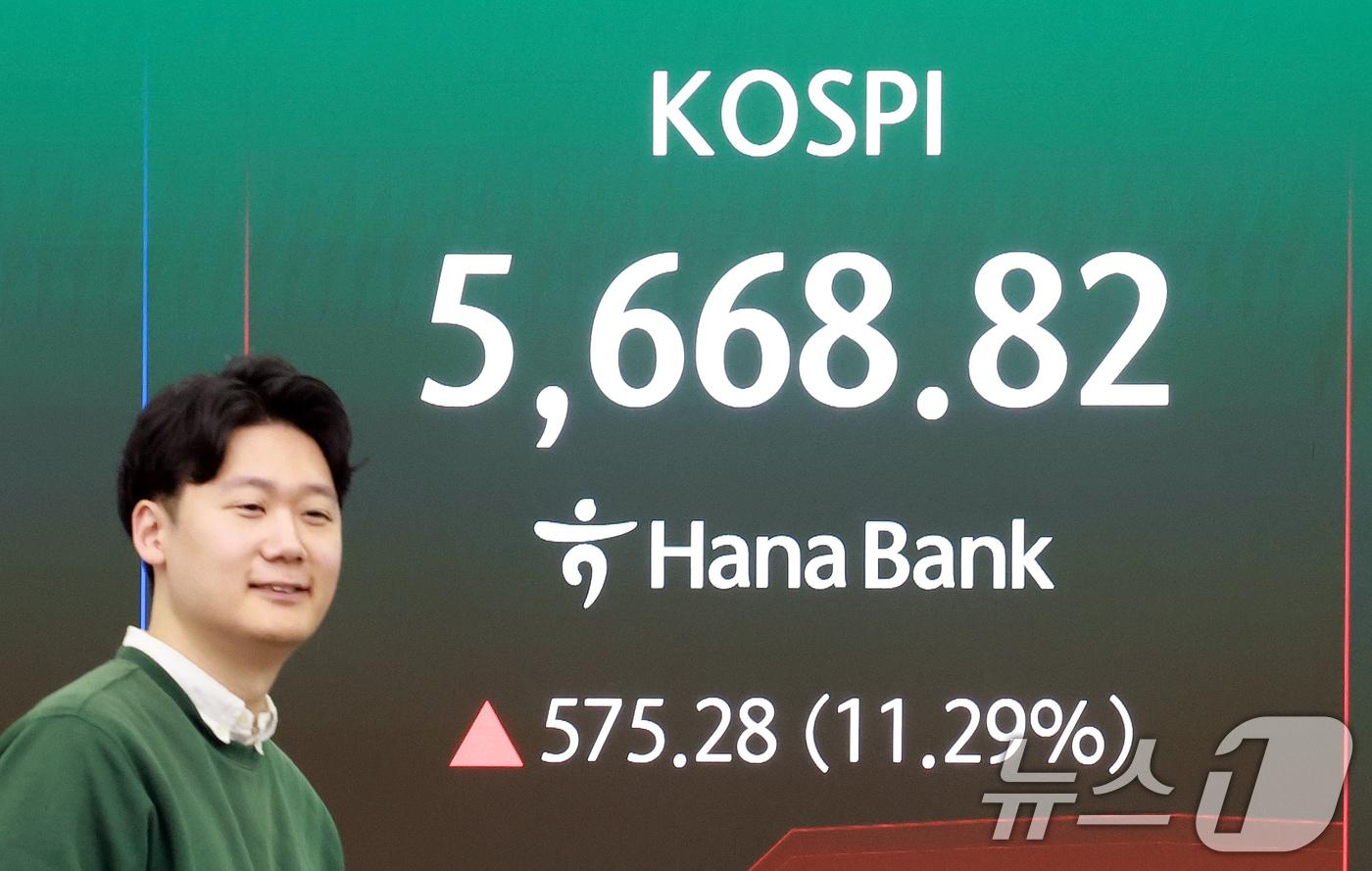 본문 이미지 - 5일 서울 중구 하나은행 딜링룸 전광판에 코스피 등 시황이 표시되고 있다. . 2026.3.5 ⓒ 뉴스1 이호윤 기자