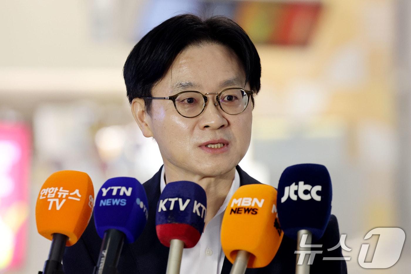 본문 이미지 - 김정관 산업통상부 장관이 5일 오전 최대 60조원의 캐나다 초계 잠수함 프로젝트(CPSP) 수주 지원을 위해 인천국제공항에서 캐나다로 출국하며 취재진의 질문에 답하고 있다. 2026.3.5 ⓒ 뉴스1 이광호 기자