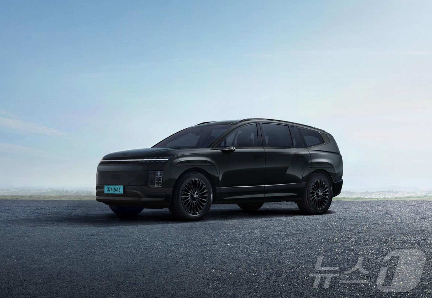 본문 이미지 - 현대자동차가 전동화 대형 SUV 아이오닉 9의 연식 변경 모델인 ‘2027 아이오닉 9’을 5일 출시하고 본격적인 판매를 시작한다고 밝혔다. 사진은 2027 아이오닉 9 외장(캘리그래피 트림 블랙잉크 패키지) (현대차·기아 제공. 재판매 및 DB 금지) 2026.3.5 ⓒ 뉴스1