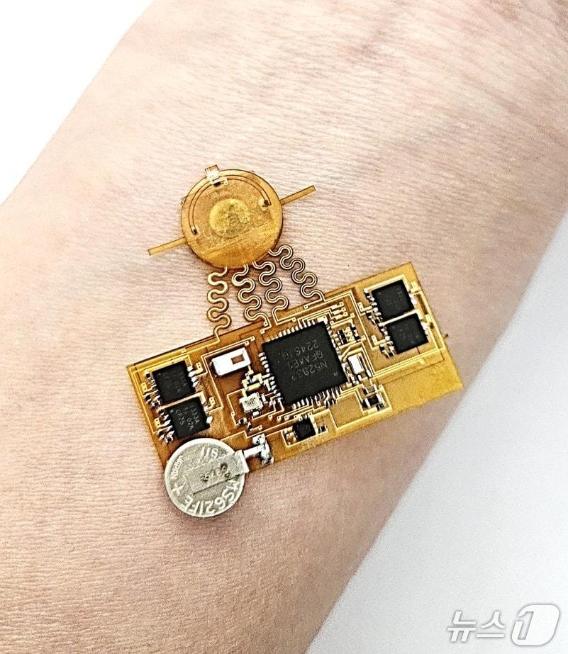 본문 이미지 - 무선 웨어러블 혈류 측정 시스템(KAIST 제공) /뉴스1