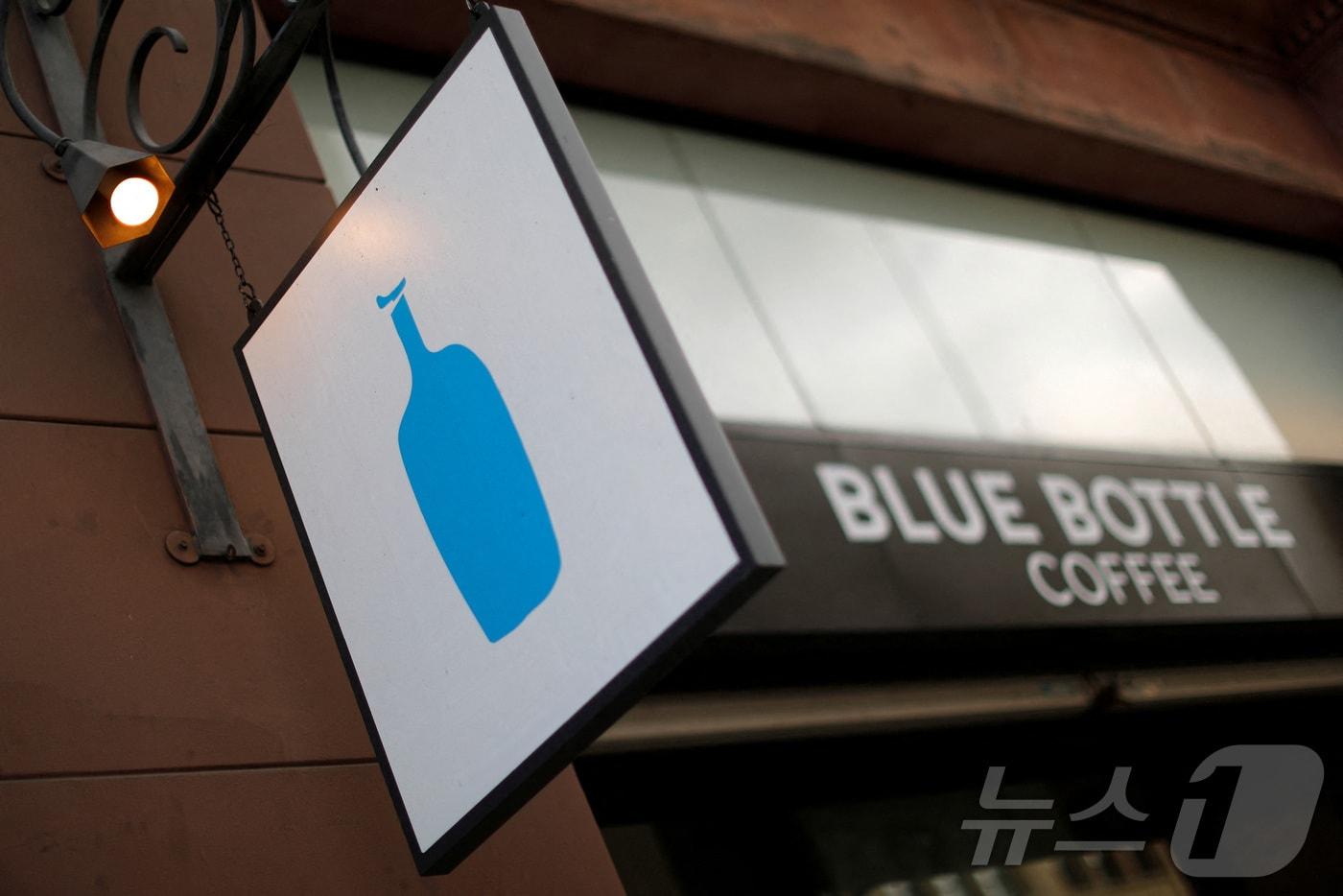 본문 이미지 - 블룸버그는 4일(현지시간) 소식통을 인용해 중국 루이싱커피가 네슬레 블루보틀 인수 협상 막바지 단계에 돌입했다고 보도했다. 사진은 미국 캘리포니아주 로스앤젤레스(LA)에 위치한 블루보틀 매장의 모습. 2017.09.14. ⓒ 로이터=뉴스1