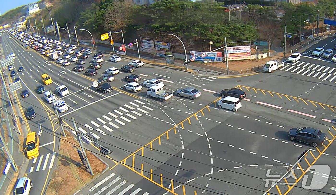 본문 이미지 - 5일 오전 9시쯤 경북 포항시내 도로에 설치된 신호등 감응장치의 감지센서 고장으로 출근길 시민들이 큰 불편을 겪었다.(포항시 교통CCTV 갈무리, 재판매 DB금지) 2026.3.5/뉴스1 