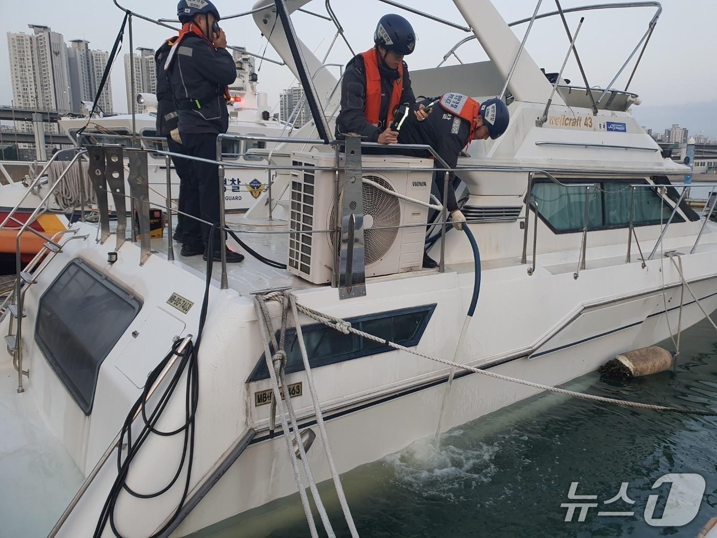 본문 이미지 - 5일 부산 해운대구 수영만요트경기장에서 장기계류 중인 요트가 침수되는 사고가 발생했다. 사진은 침수된 요트에서 물을 빼내는 모습 (해경 제공. 재판매 및 DB금지)