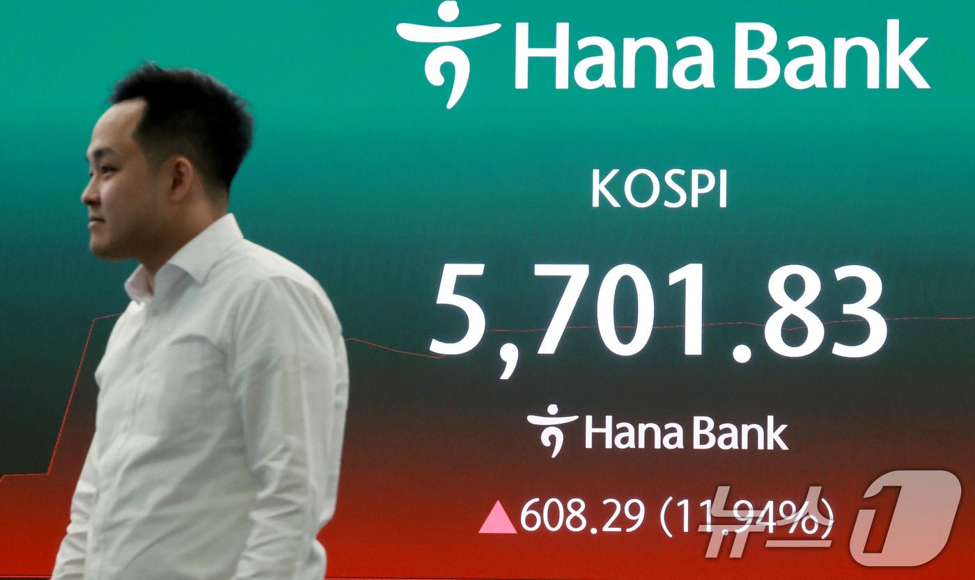 본문 이미지 - 5일 서울 중구 하나은행 딜링룸 전광판에 코스피 지수가 표시되고 있다. 이날 코스피는 장중 5700을 돌파했다. 2026.3.5 ⓒ 뉴스1 이호윤 기자