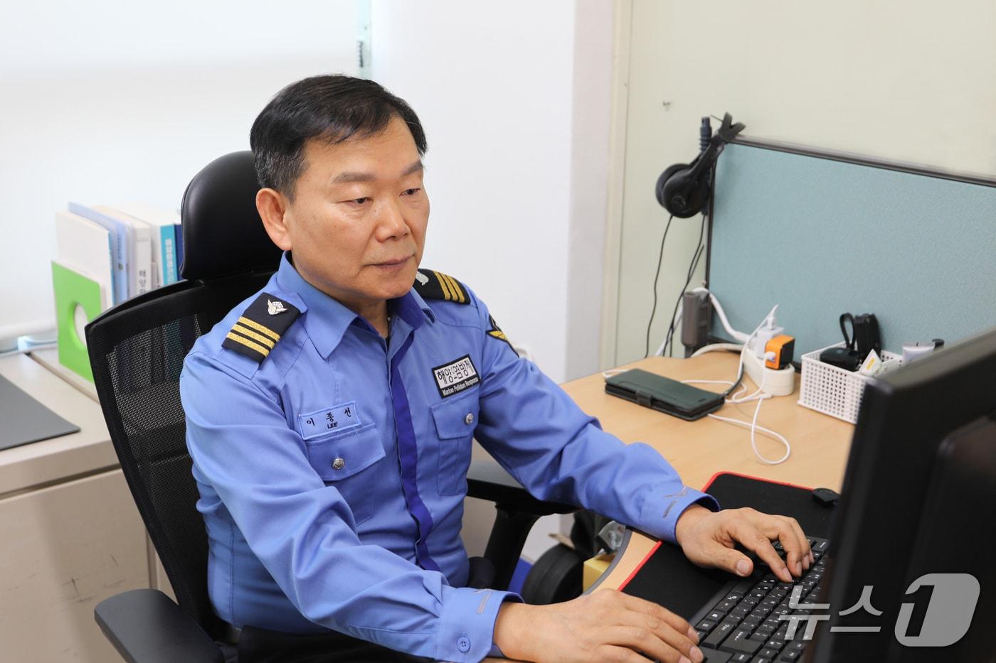 본문 이미지 - 설 연휴 기간 복지 사각지대에 놓인 모녀를 구조한 목포해양경찰서 이종선 예방지도계장. (목포해경 제공. 재판매 및 DB 금지)