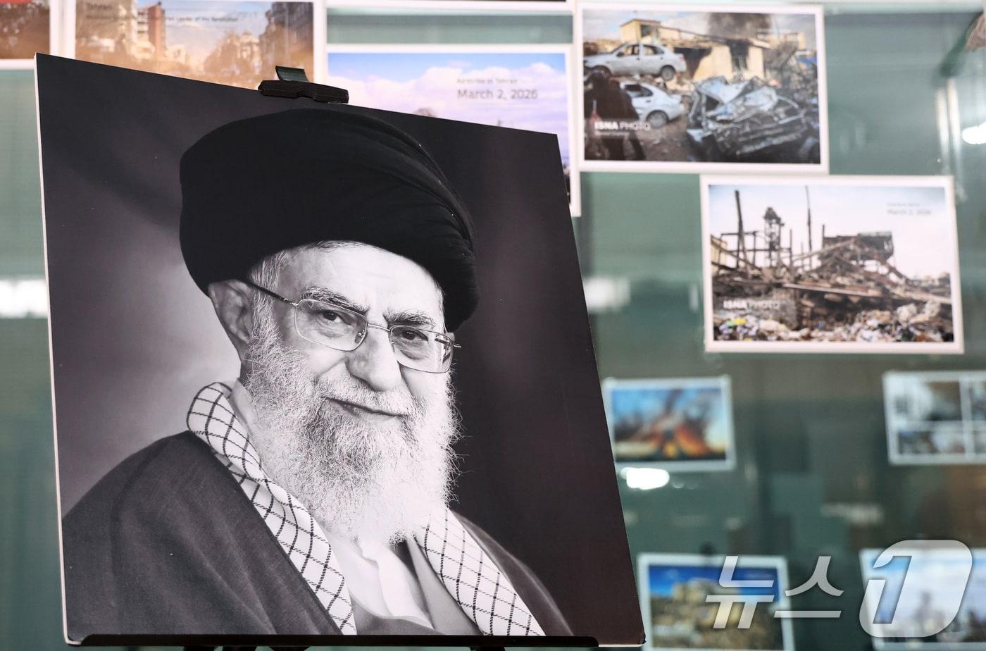 본문 이미지 - 5일 오전 사이드 쿠제치 주한 이란 대사의 기자회견을 앞둔 서울 용산구 주한 이란 대사관에 미군과 이스라엘의 공습으로 사망한 아야톨라 알리 하메네이의 초상이 걸려 있다. 2026.3.5 ⓒ 뉴스1 최지환 기자