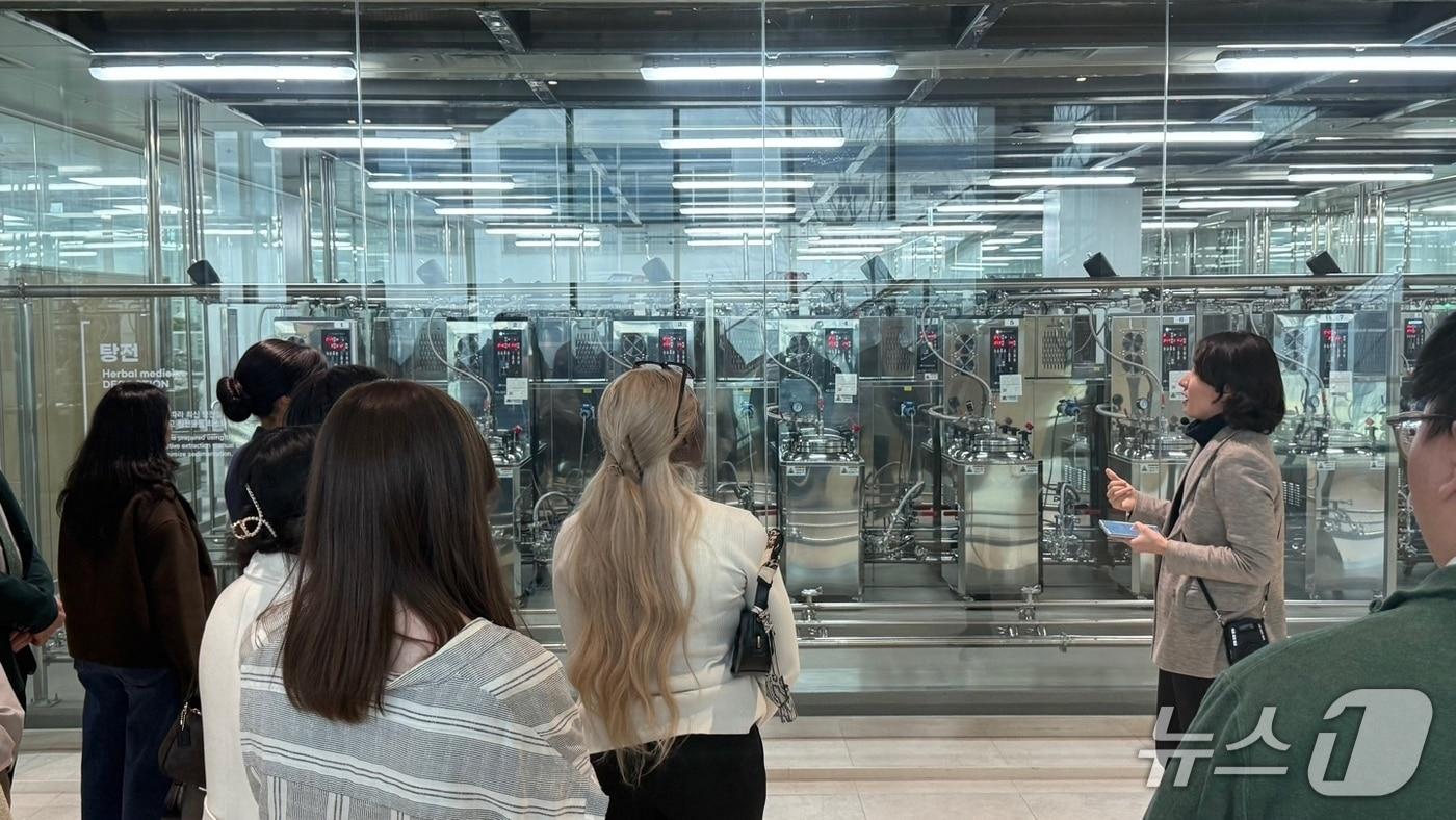 본문 이미지 - 'MSU 한의치료 견학 프로그램'에 참여한 학생들이 자생메디바이오센터에서 설명을 듣고 있다.(자생한방병원 제공)