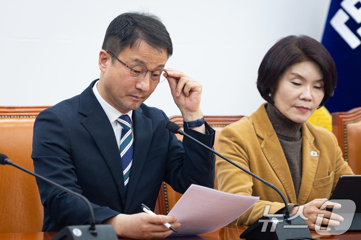 본문 이미지 - 한병도 더불어민주당 원내대표가 5일 서울 여의도 국회에서 열린 정책조정회의에서 모두 발언에 앞서 안경을 고쳐 쓰고 있다. 2026.3.5 ⓒ 뉴스1 유승관 기자