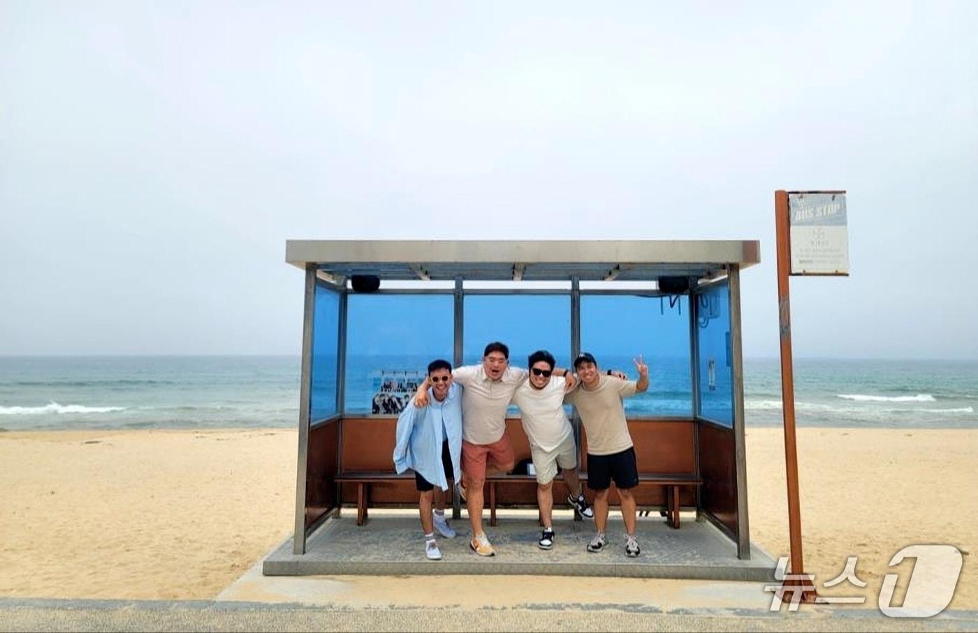 본문 이미지 - 강릉 외국인 관광택시를 통해 BTS 정류장 찾은 외국인 관광객들.