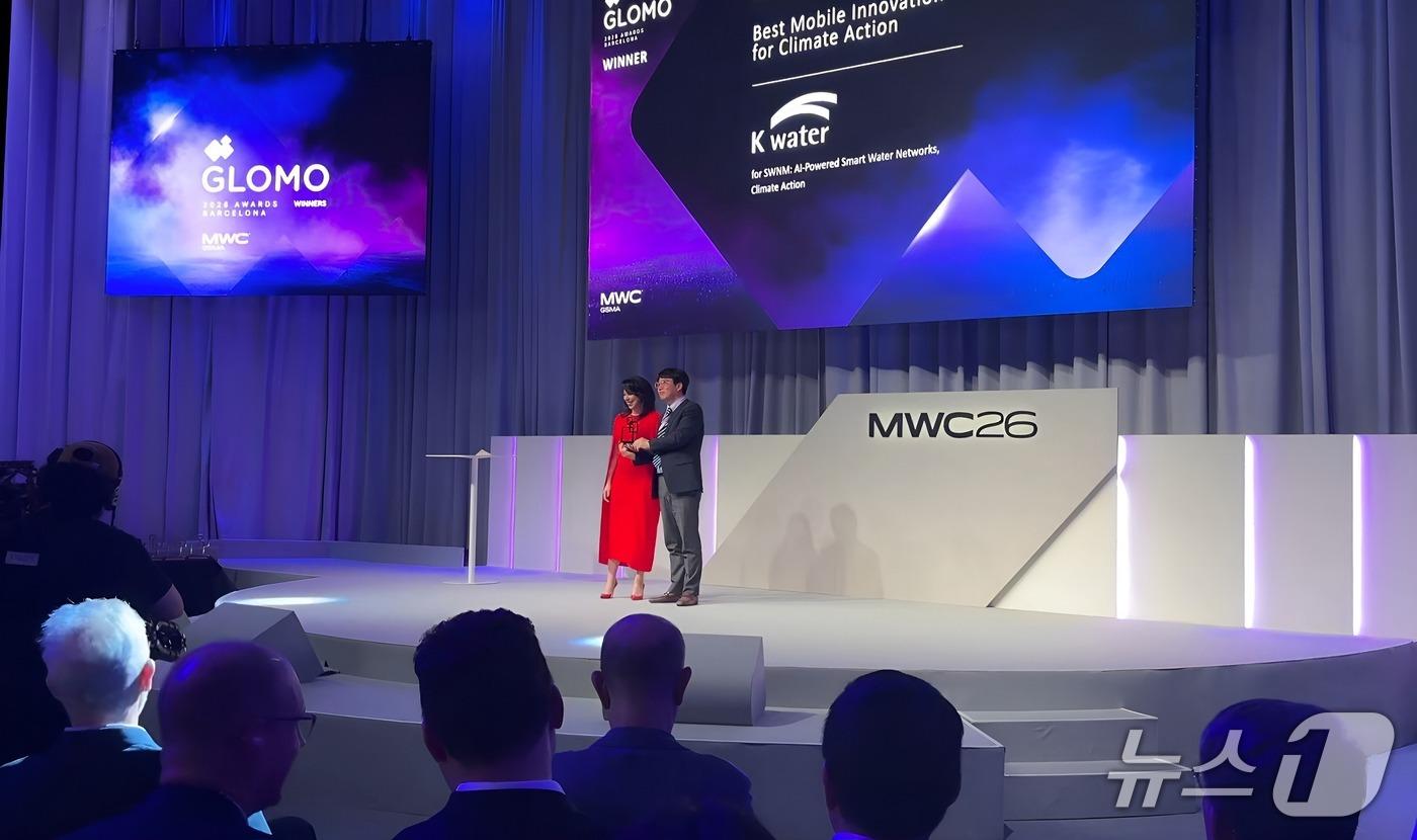 본문 이미지 - 스페인 바르셀로나에서 열린 MWC 2026 중 진행된 제31회 글로모(글로벌 모바일) 어워즈 시상식에서 한국수자원공사가 최종 수상작으로 호명된 후 관계자가 수상 트로피를 들고 기념사진을 촬영하고 있다. (한국수자원공사 제공.재판매 및 DB금지)/뉴스1