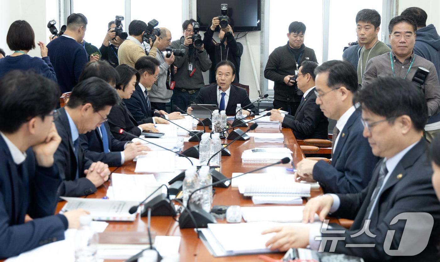 본문 이미지 - 지난 5일 서울 여의도 국회에서 열린 대미투자특별법 처리를 위한 특별위원회 제2차 법안심사소위원회에서 정태호 법안심사소위원장이 의사진행을 하고 있다. 2026.3.5 ⓒ 뉴스1 이승배 기자