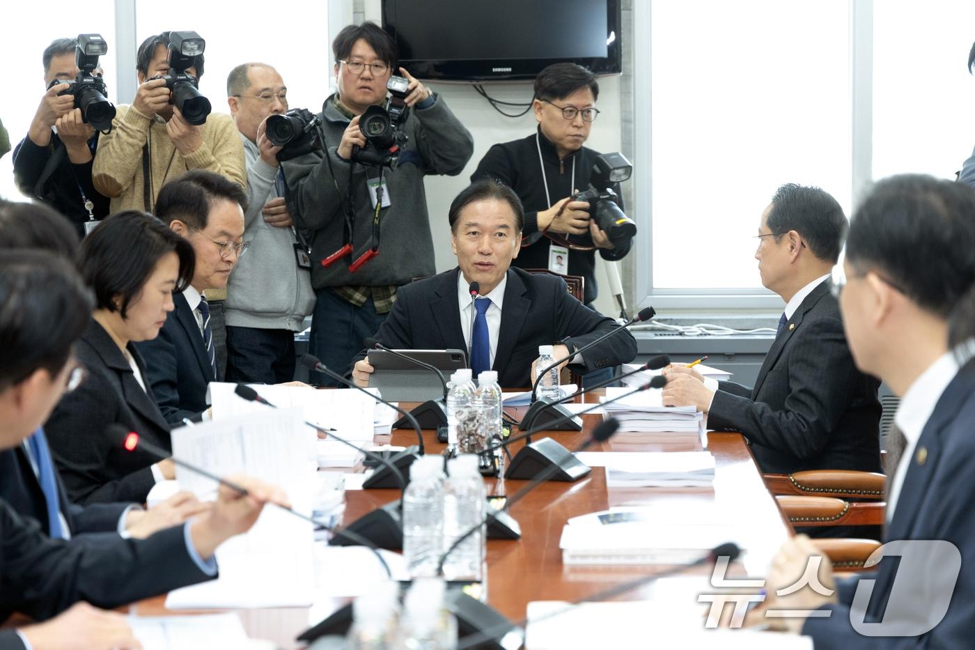 본문 이미지 - 5일 서울 여의도 국회에서 열린 대미투자특별법 처리를 위한 특별위원회 제2차 법안심사소위원회에서 정태호 법안심사소위원장이 의사진행을 하고 있다. 2026.3.5 ⓒ 뉴스1 이승배 기자