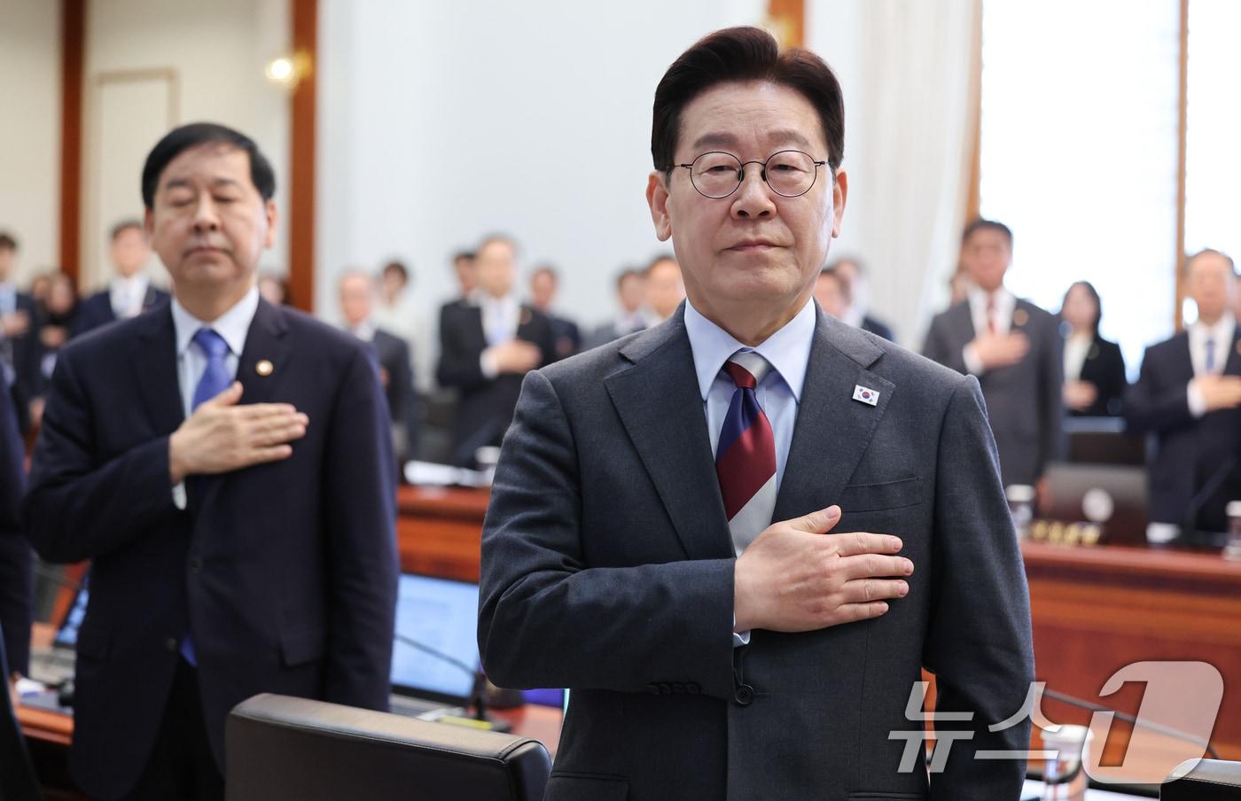 본문 이미지 - 이재명 대통령이 5일 청와대에서 열린 임시국무회의에서 국민의례를 하고 있다. 2026.3.5 ⓒ 뉴스1 이재명 기자