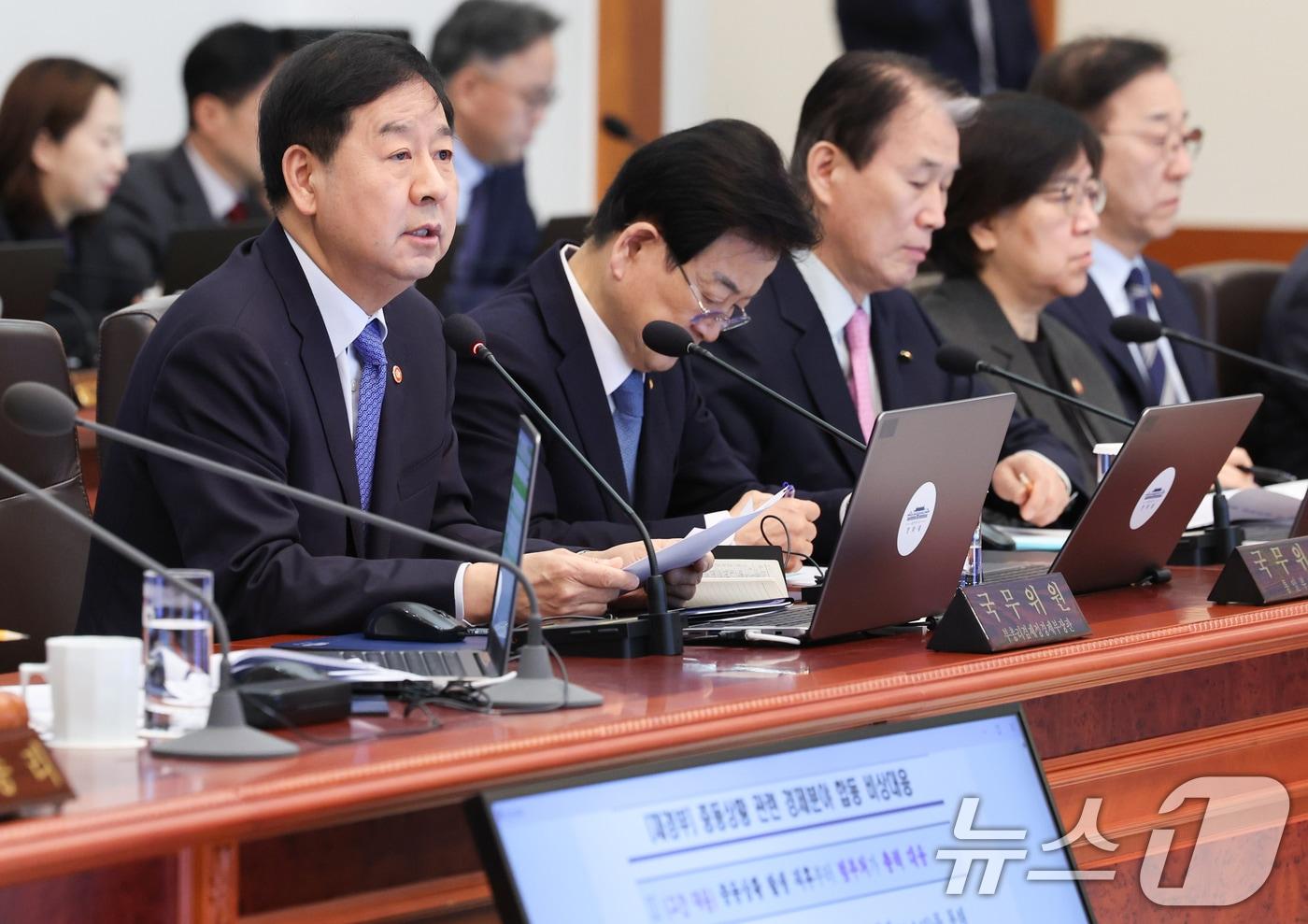 본문 이미지 - 구윤철 부총리 겸 재정경제부 장관이 5일 청와대에서 열린 임시국무회의에서 중동상황 관련 경제분야 합동 비상대응을 보고하고 있다. 2026.3.5 ⓒ 뉴스1 이재명 기자