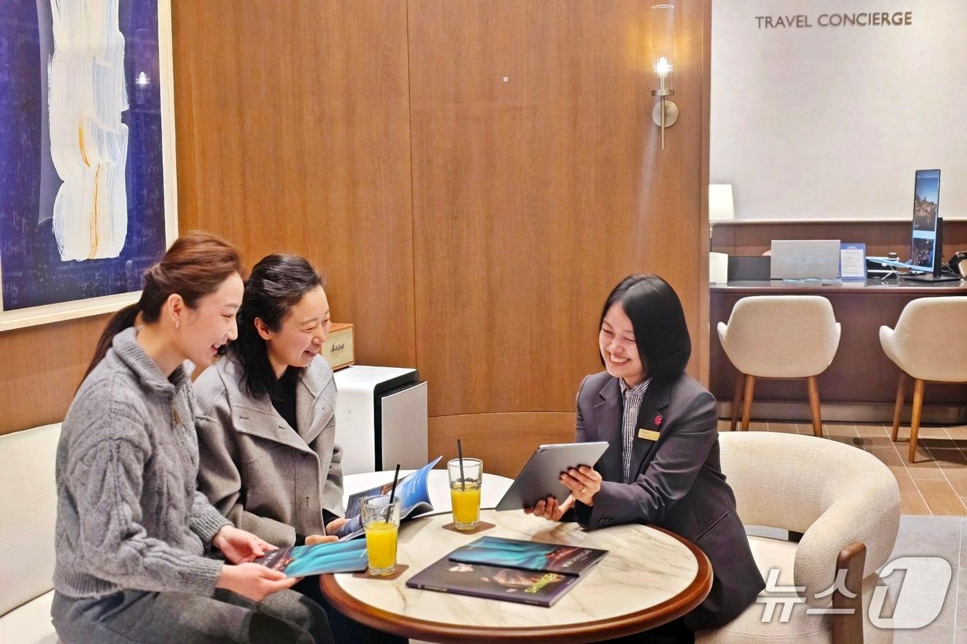 본문 이미지 - 신세계백화점 센텀시티 트래블 컨시어지 상담사가 고객들에게 여행 상품을 소개하고 있다.(신세계센텀시티 제공. 재판매 및 DB 금지)