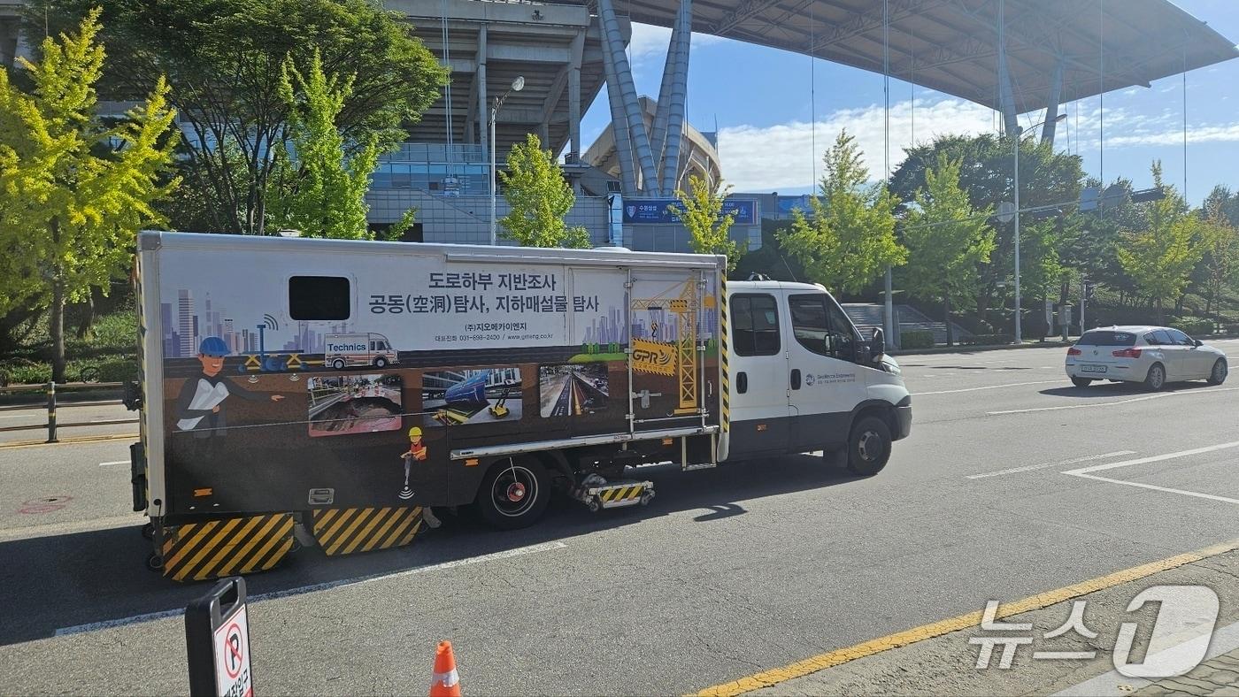 본문 이미지 - 경기 수원시가 지표투과레이더(GPR) 장비를 활용해 관내 주요 도로 구간 지하 안전 점검을 하고 있다. (수원시 제공. 재판매 및 DB 금지) 2026.3.5/뉴스1 